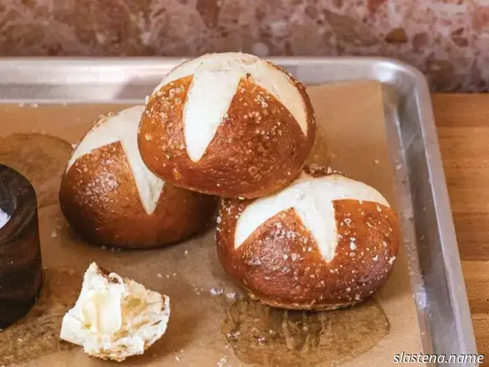 Bollos de Pretzel de Lotes Pequeños de Edd Kimber: Hornee desde Cero