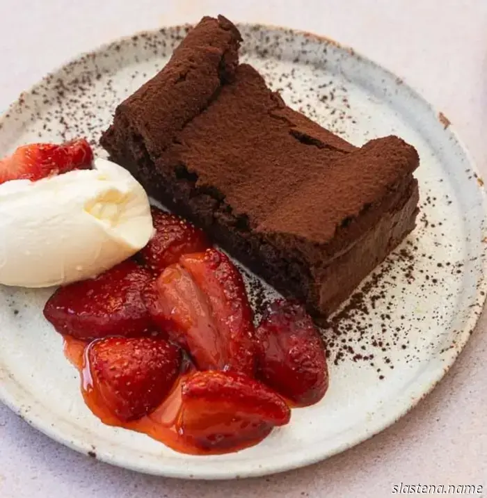 Pastel de Chocolate sin Harina de Edd Kimber con Fresas Asadas-Hornee desde Cero