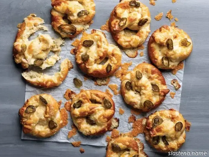 Pretzels rellenos de cheddar y jalapeños confitados - Hechos desde cero