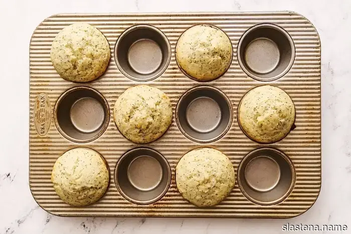 Muffins with Lemon and Poppy Seeds