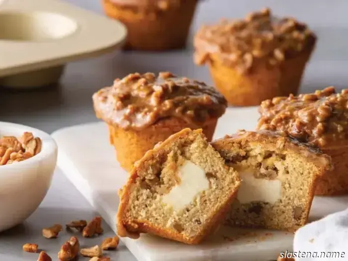 Muffins de pastel de pacanas rellenos de queso crema - Hechos desde cero
