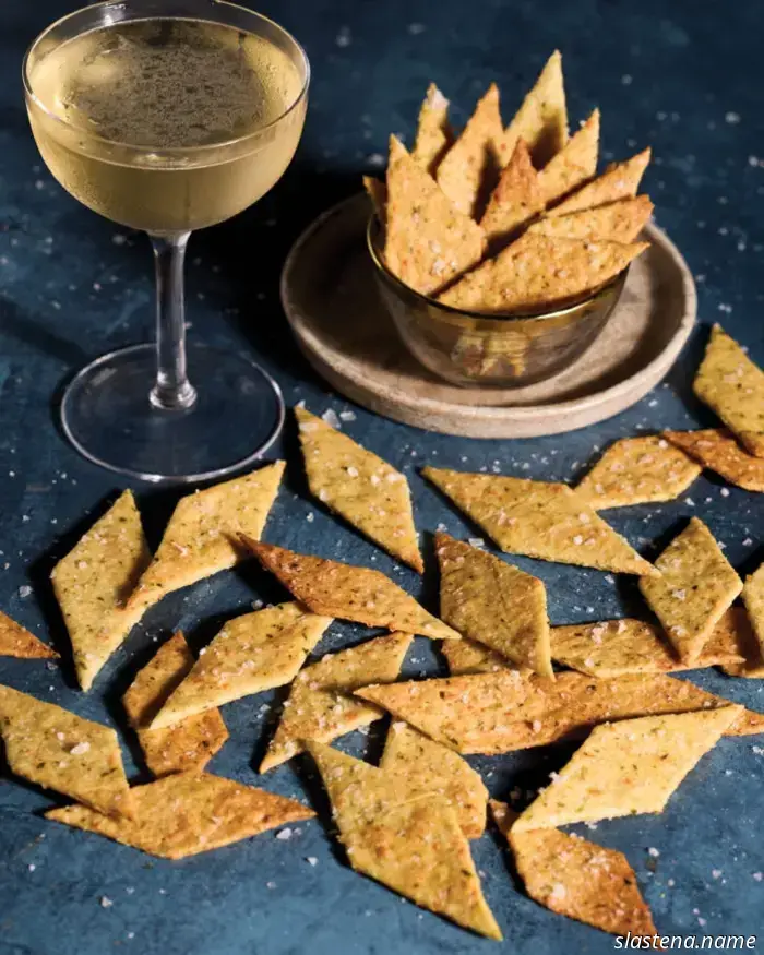 Крекеры с травами и кедровыми орешками — Выпечка с нуля